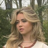 Тес Холоуей Голи